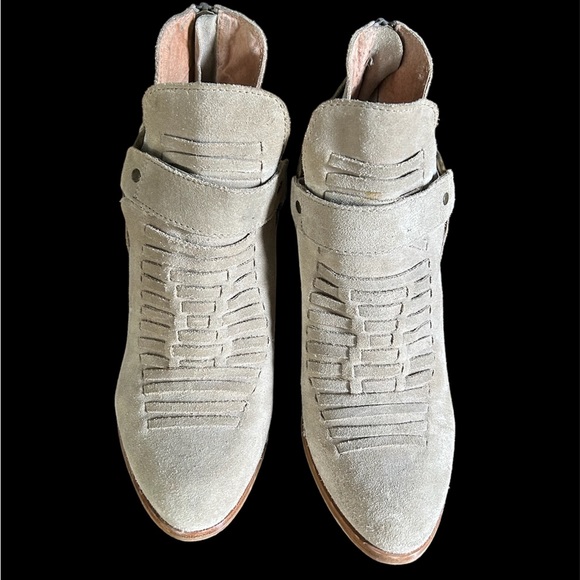 Tan Seychelles Booties buckle detail rear zip stack heel size 8.5 - Picture 2 of 6